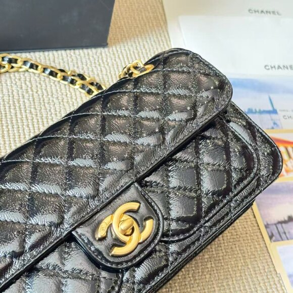 Classic CHANEL Bag: A Stylish and Versatile Choice for Elegance - Picture 5 of 5